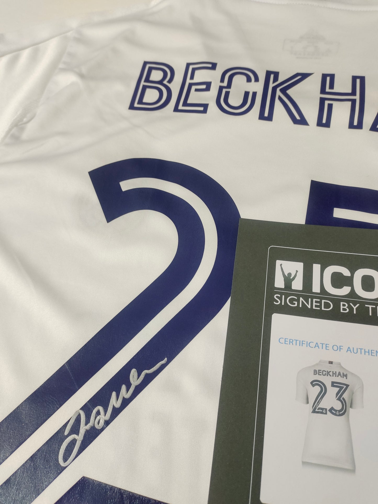 Camiseta autografiada de David Beckham Real Madrid Temporada 20/21 Local icons coa