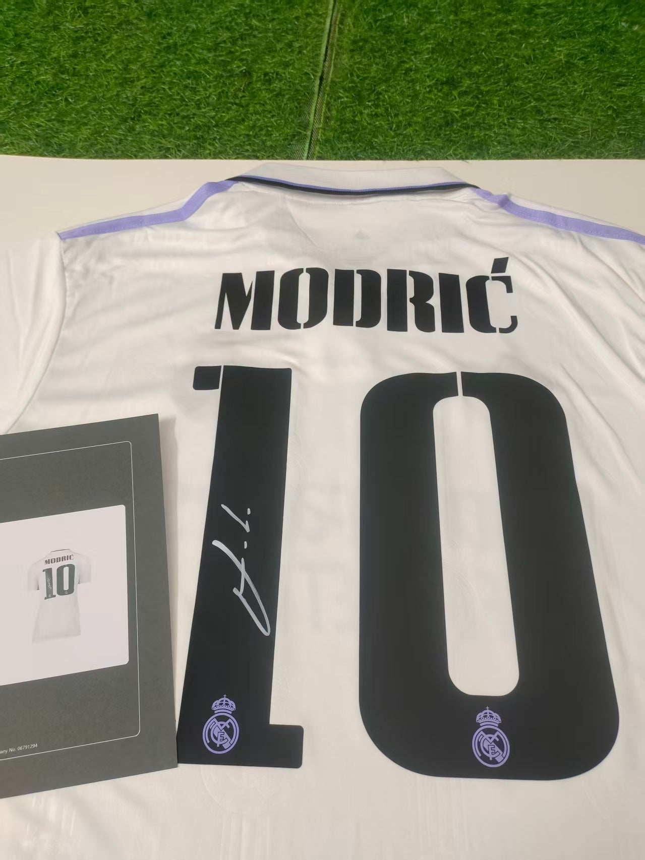 Camiseta autografiada de Luka Modrić Real Madrid Temporada 22/23 Local icons coa