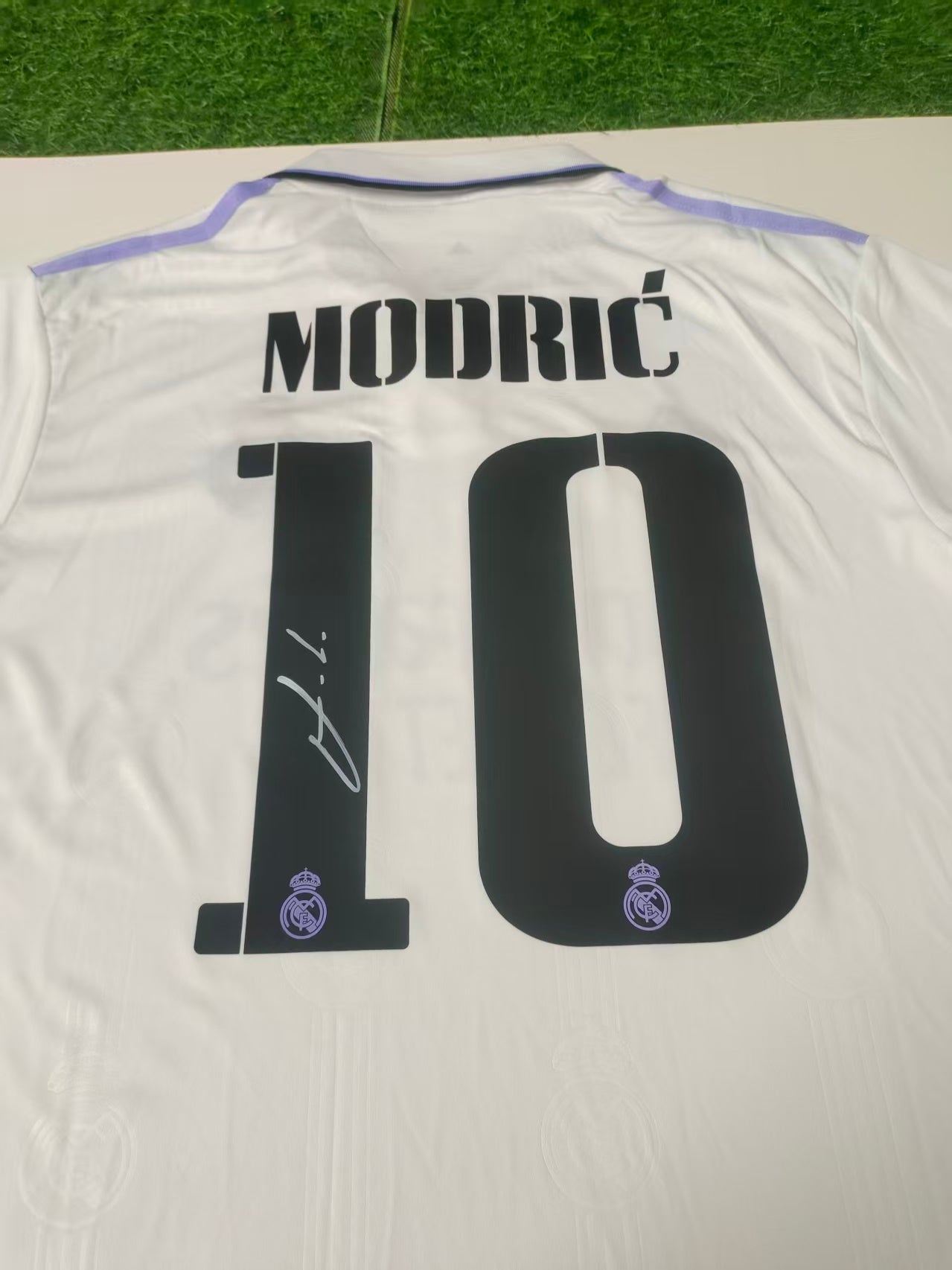 Camiseta autografiada de Luka Modrić Real Madrid Temporada 22/23 Local icons coa